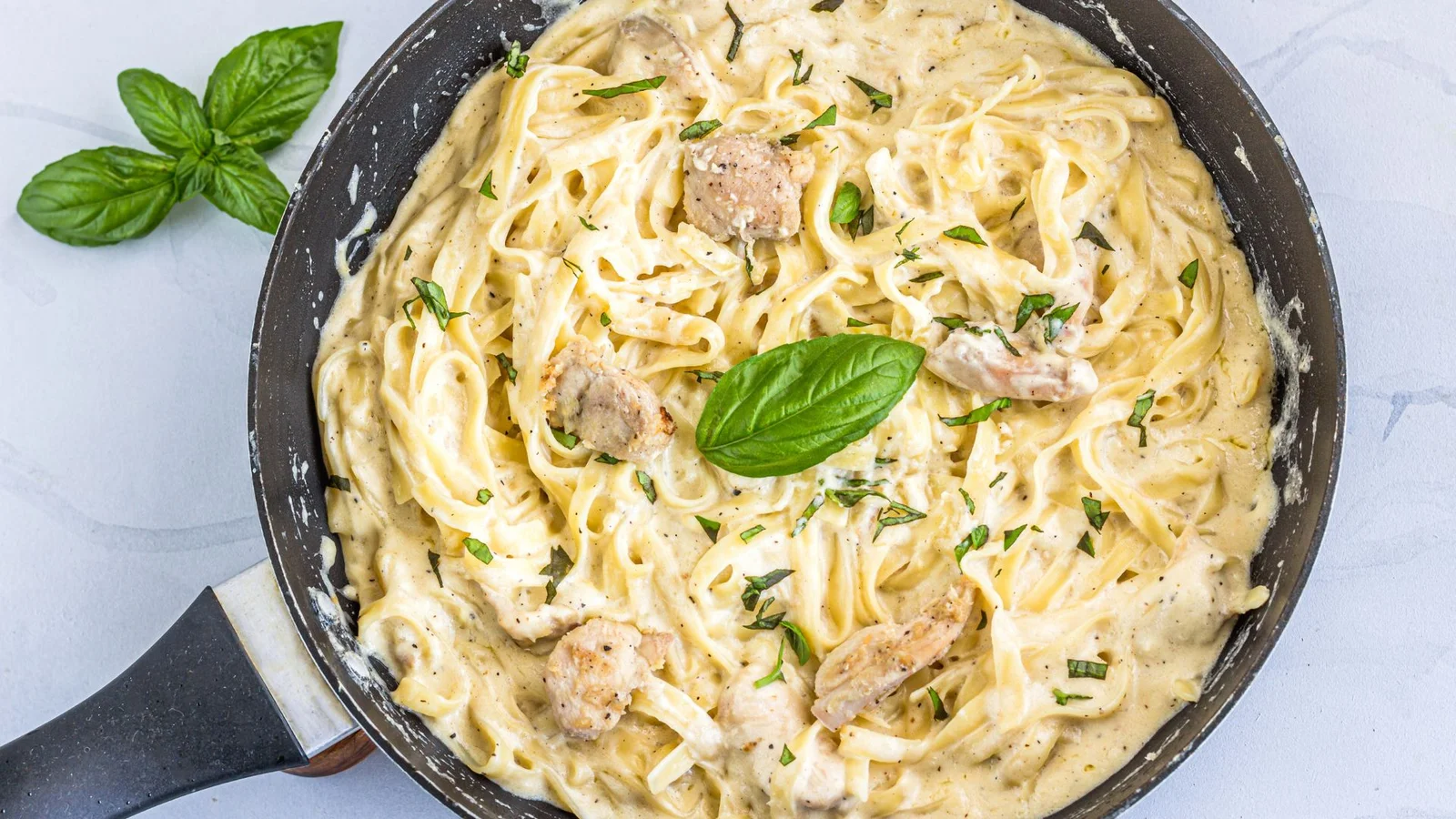 Nezaboravni-ukus-Pasta-sa-piletinom-obogaćena-sa-četiri-vrste-sira