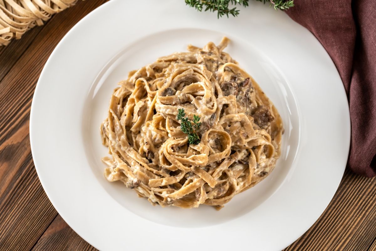 špageti sa šampinjonima