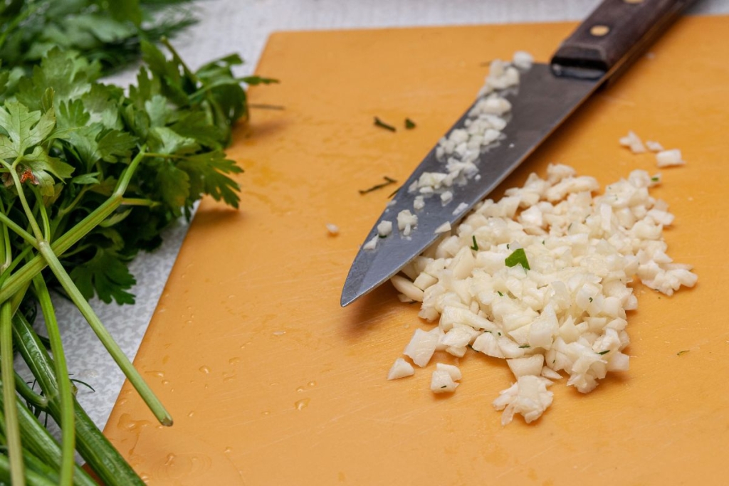 Sitno iseckan crni luk