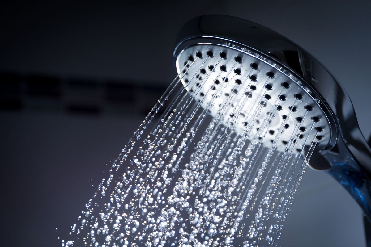 Tuširanje hladnom vodom: Prednosti i opasnosti