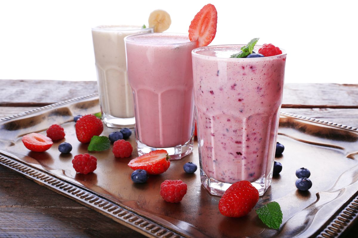 zdrav proteinski šejk sa šumskim voćem