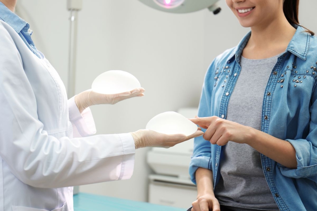  implantati u grudima