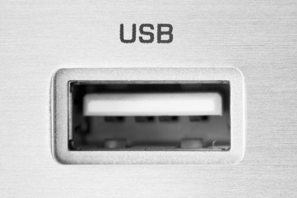 Očistite USB priključak