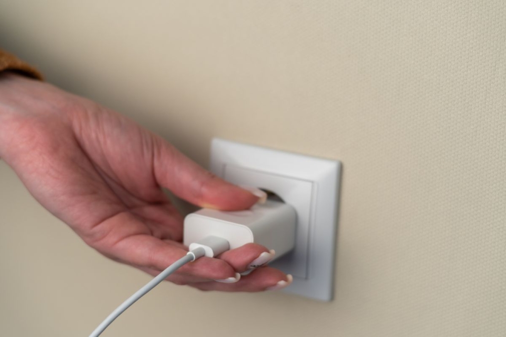 Uključite telefon u zidnu utičnicu