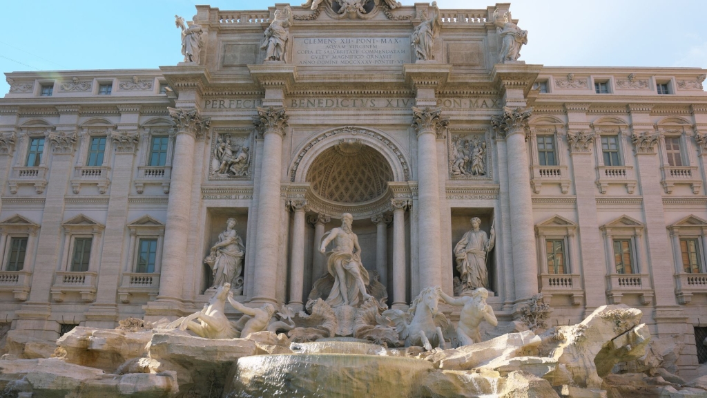 Bacanje novčića u Fontanu di Trevi