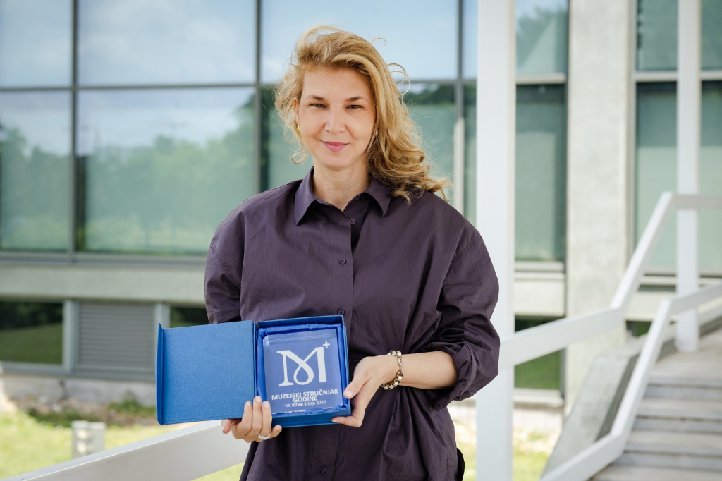 Una Popović sa nagradom