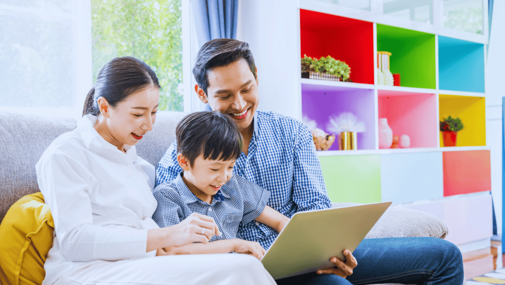 otac, majka i dete uz laptop