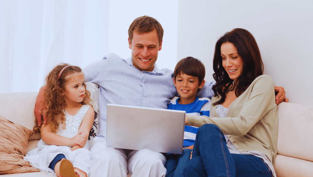 porodica uz laptop