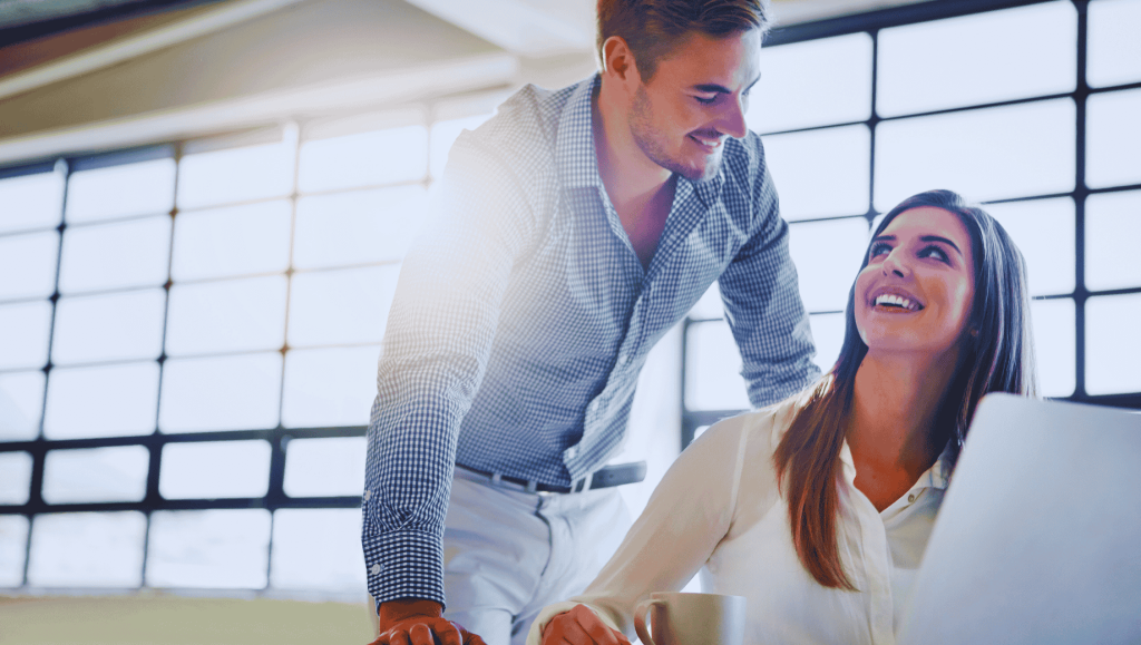 momak i devojka se zabavljaju