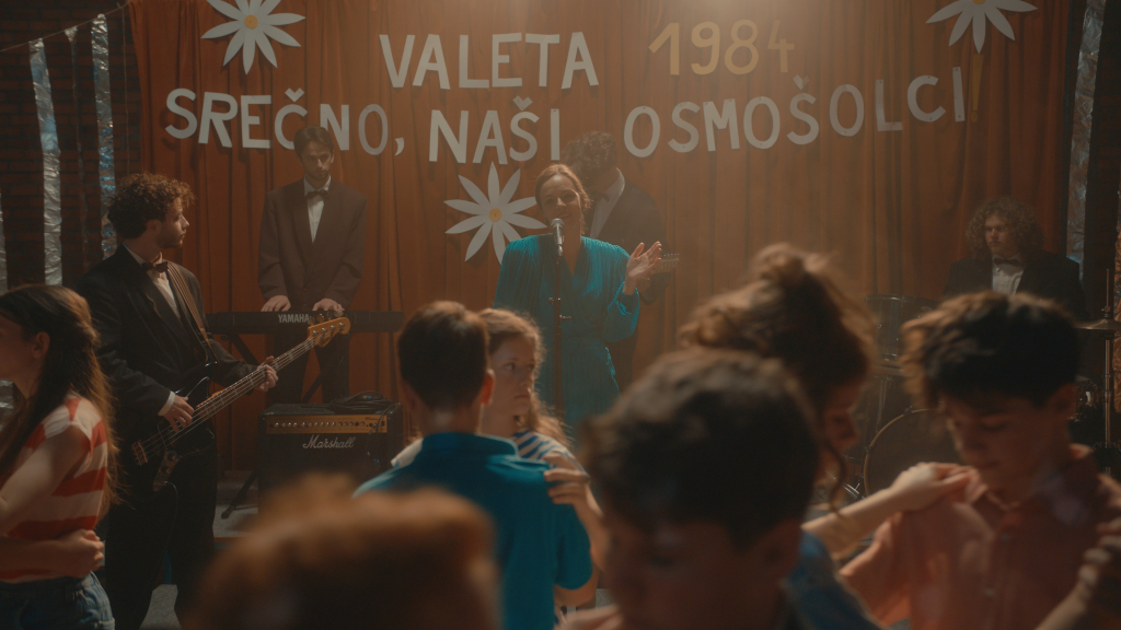 Belo se pere na devedeset