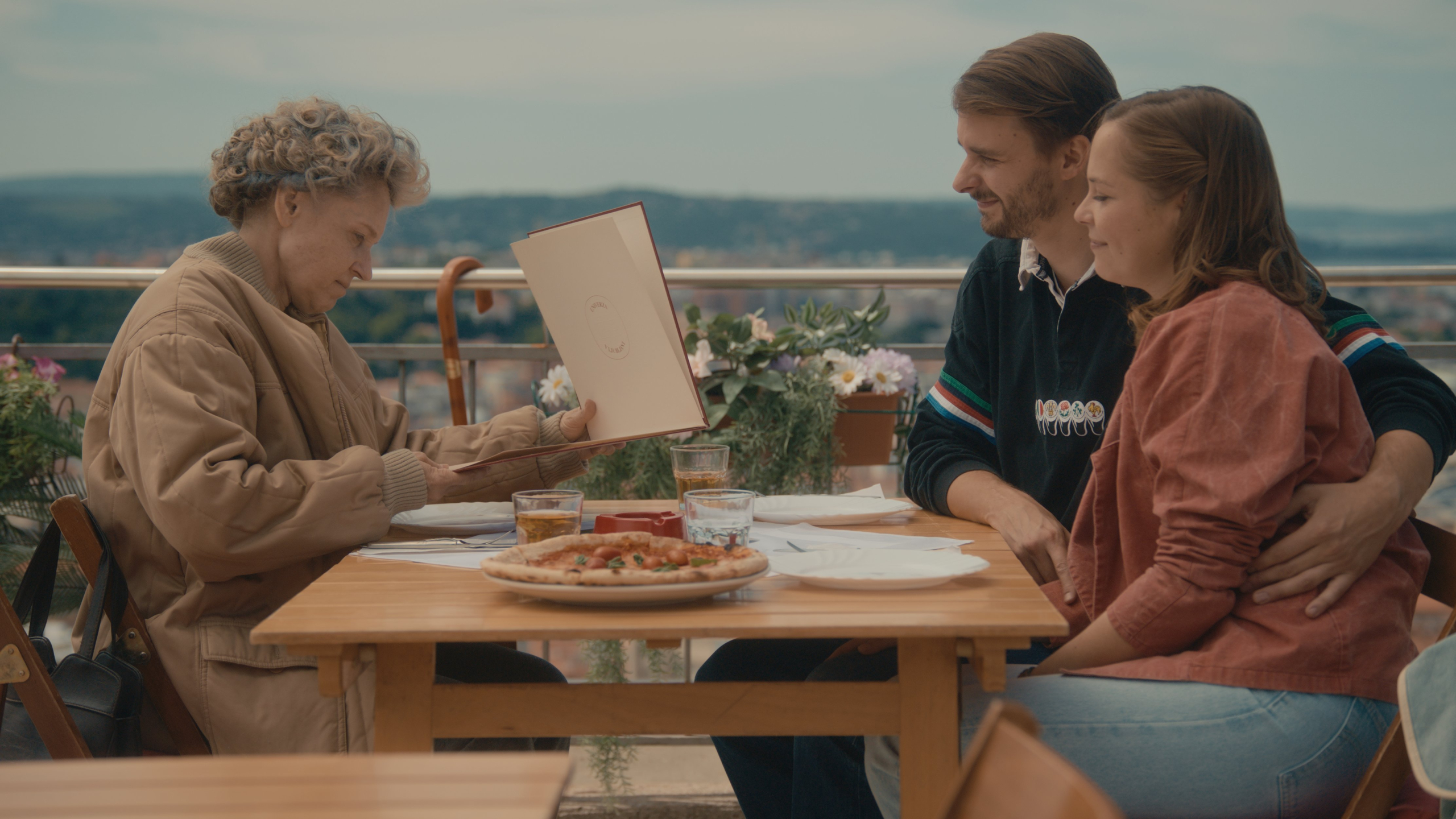 Belo se pere na devedeset