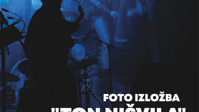 U okviru ovogodišnjeg Nišville Jazz Festivala, u jedinstvenom ambijentu Barutane 4 u Niškoj tvrđavi, biće otvorena autorska foto-izložba „Ton Nišvilla“ fotografa Vladimira Jovanovića. Svečano otvaranje zakazano je za sredu 12. avgusta 2026. godine u 19.00 časova, dok će izložba biti otvorena za posetioce do 16. avgusta, svakoga dana od 18.00 do 24.00 časa. TON NIŠVILLA - Foto: Vladimir Jovanović Izložba predstavlja izbor oko 60 fotografija velikog formata (50 × 70 cm), nastalih tokom više od petnaest godina praćenja Nišville Jazz Festivala. Kroz objektiv autora zabeleženi su nezaboravni koncerti, svetski poznati umetnici, emocije i atmosfera koja je Nišville učinila jednim od najznačajnijih džez festivala u Evropi. TON NIŠVILLA - Foto: Vladimir Jovanović Fotografije nisu samo dokument jednog festivala, one predstavljaju vizuelnu hroniku razvoja Nišvilla, njegovog umetničkog identiteta i mesta koje zauzima u kulturnom životu Niša. TON NIŠVILLA - Foto: Vladimir Jovanović Autorska postavka vodi posetioce kroz priču o muzici, ljudima i gradu koji već decenijama živi uz džez, potvrđujući da fotografija može da sačuva trenutke koje muzika ostavlja u sećanju. Pozivamo sve ljubitelje fotografije, muzike, umetnosti i kulturne baštine da posete izložbu i dožive Nišville iz ugla autora koji ga prati i dokumentuje više od petnaest godina. Vladimir Jovanović O AUTORU TON NIŠVILLA - Foto: Vladimir Jovanović