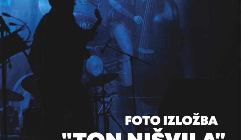 U okviru ovogodišnjeg Nišville Jazz Festivala, u jedinstvenom ambijentu Barutane 4 u Niškoj tvrđavi, biće otvorena autorska foto-izložba „Ton Nišvilla“ fotografa Vladimira Jovanovića. Svečano otvaranje zakazano je za sredu 12. avgusta 2026. godine u 19.00 časova, dok će izložba biti otvorena za posetioce do 16. avgusta, svakoga dana od 18.00 do 24.00 časa. TON NIŠVILLA - Foto: Vladimir Jovanović Izložba predstavlja izbor oko 60 fotografija velikog formata (50 × 70 cm), nastalih tokom više od petnaest godina praćenja Nišville Jazz Festivala. Kroz objektiv autora zabeleženi su nezaboravni koncerti, svetski poznati umetnici, emocije i atmosfera koja je Nišville učinila jednim od najznačajnijih džez festivala u Evropi. TON NIŠVILLA - Foto: Vladimir Jovanović Fotografije nisu samo dokument jednog festivala, one predstavljaju vizuelnu hroniku razvoja Nišvilla, njegovog umetničkog identiteta i mesta koje zauzima u kulturnom životu Niša. TON NIŠVILLA - Foto: Vladimir Jovanović Autorska postavka vodi posetioce kroz priču o muzici, ljudima i gradu koji već decenijama živi uz džez, potvrđujući da fotografija može da sačuva trenutke koje muzika ostavlja u sećanju. Pozivamo sve ljubitelje fotografije, muzike, umetnosti i kulturne baštine da posete izložbu i dožive Nišville iz ugla autora koji ga prati i dokumentuje više od petnaest godina. Vladimir Jovanović O AUTORU TON NIŠVILLA - Foto: Vladimir Jovanović