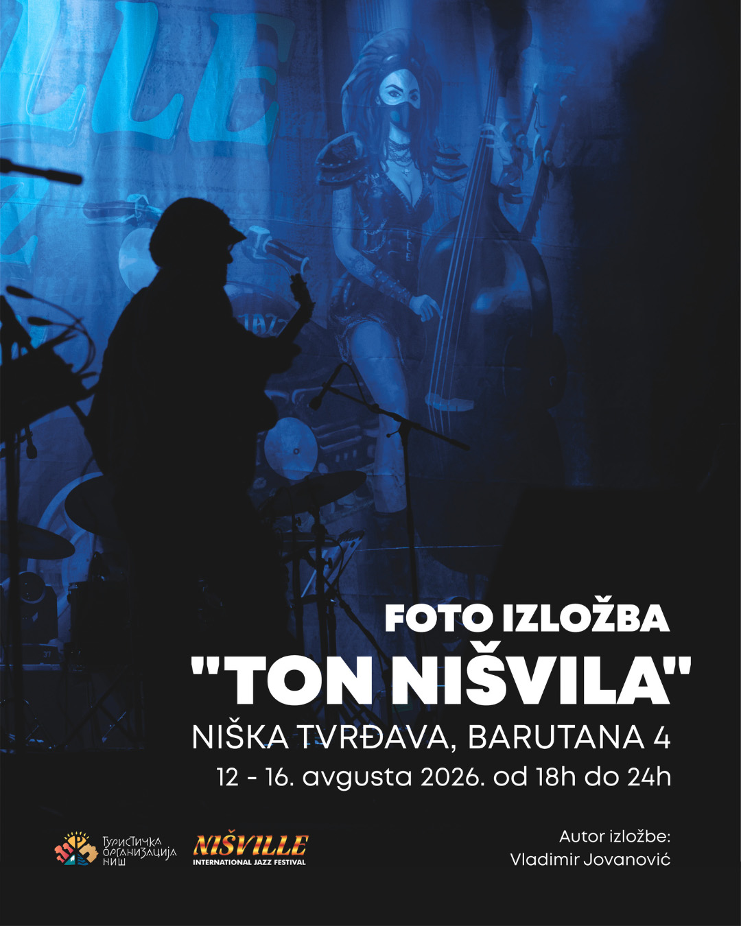 U okviru ovogodišnjeg Nišville Jazz Festivala, u jedinstvenom ambijentu Barutane 4 u Niškoj tvrđavi, biće otvorena autorska foto-izložba „Ton Nišvilla“ fotografa Vladimira Jovanovića. Svečano otvaranje zakazano je za sredu 12. avgusta 2026. godine u 19.00 časova, dok će izložba biti otvorena za posetioce do 16. avgusta, svakoga dana od 18.00 do 24.00 časa. TON NIŠVILLA - Foto: Vladimir Jovanović Izložba predstavlja izbor oko 60 fotografija velikog formata (50 × 70 cm), nastalih tokom više od petnaest godina praćenja Nišville Jazz Festivala. Kroz objektiv autora zabeleženi su nezaboravni koncerti, svetski poznati umetnici, emocije i atmosfera koja je Nišville učinila jednim od najznačajnijih džez festivala u Evropi. TON NIŠVILLA - Foto: Vladimir Jovanović Fotografije nisu samo dokument jednog festivala, one predstavljaju vizuelnu hroniku razvoja Nišvilla, njegovog umetničkog identiteta i mesta koje zauzima u kulturnom životu Niša. TON NIŠVILLA - Foto: Vladimir Jovanović Autorska postavka vodi posetioce kroz priču o muzici, ljudima i gradu koji već decenijama živi uz džez, potvrđujući da fotografija može da sačuva trenutke koje muzika ostavlja u sećanju. Pozivamo sve ljubitelje fotografije, muzike, umetnosti i kulturne baštine da posete izložbu i dožive Nišville iz ugla autora koji ga prati i dokumentuje više od petnaest godina. Vladimir Jovanović O AUTORU TON NIŠVILLA - Foto: Vladimir Jovanović